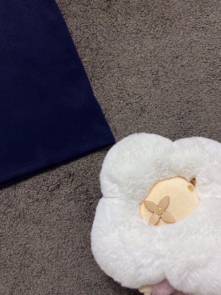 Loro Piana 诺悠翩雅L/SS最新款莱赛尔天丝短袖圆领T恤，这款短袖T恤以意大利古里亚海岸晨间的