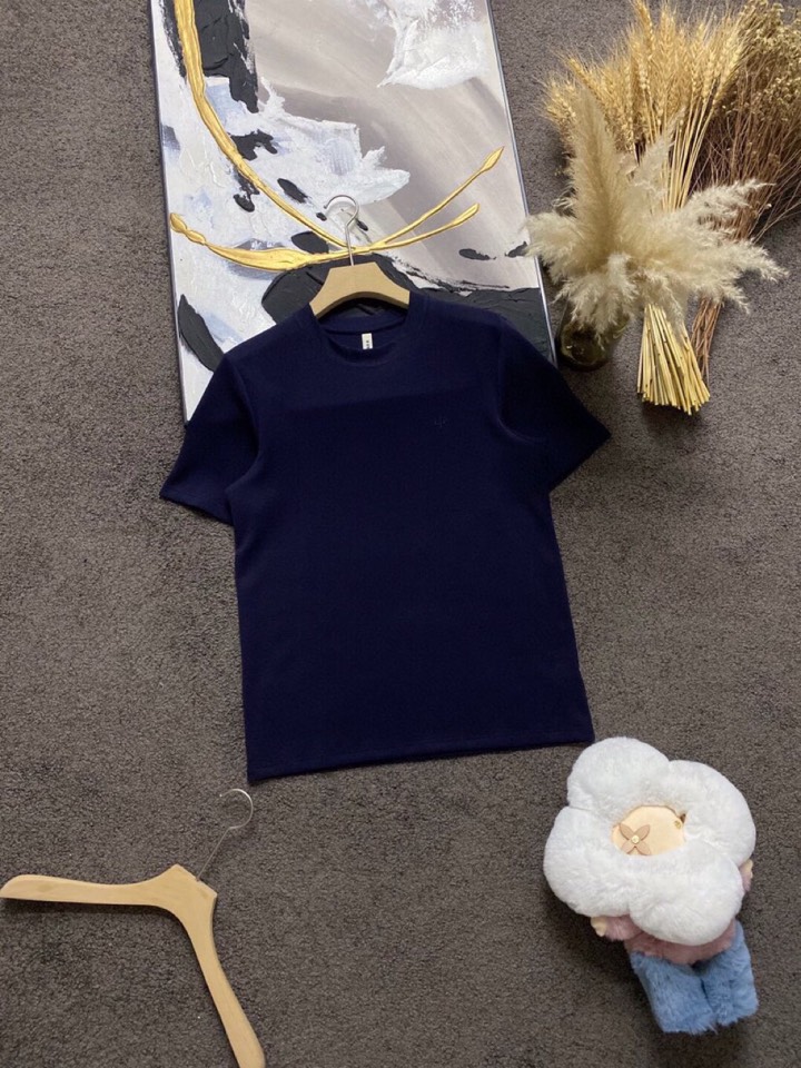 Loro Piana 诺悠翩雅L/SS最新款莱赛尔天丝短袖圆领T恤，这款短袖T恤以意大利古里亚海岸晨间的