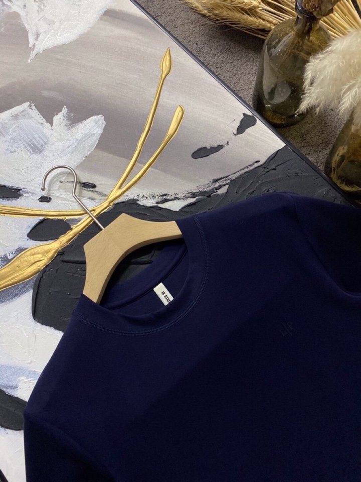 Loro Piana 诺悠翩雅L/SS最新款莱赛尔天丝短袖圆领T恤，这款短袖T恤以意大利古里亚海岸晨间的