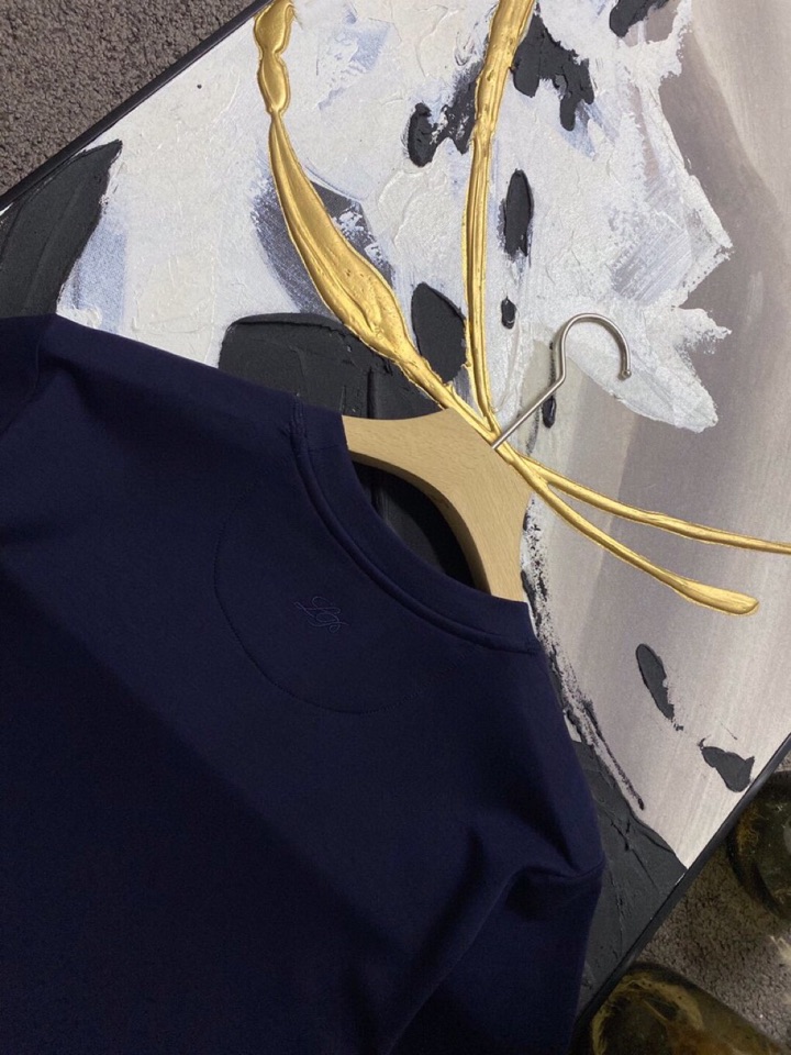 Loro Piana 诺悠翩雅L/SS最新款莱赛尔天丝短袖圆领T恤，这款短袖T恤以意大利古里亚海岸晨间的