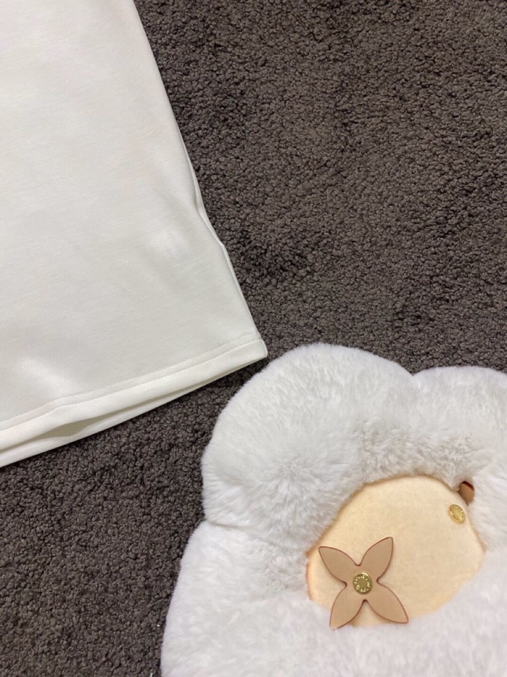 Loro Piana 诺悠翩雅L/SS最新款莱赛尔天丝短袖圆领T恤，这款短袖T恤以意大利古里亚海岸晨间的