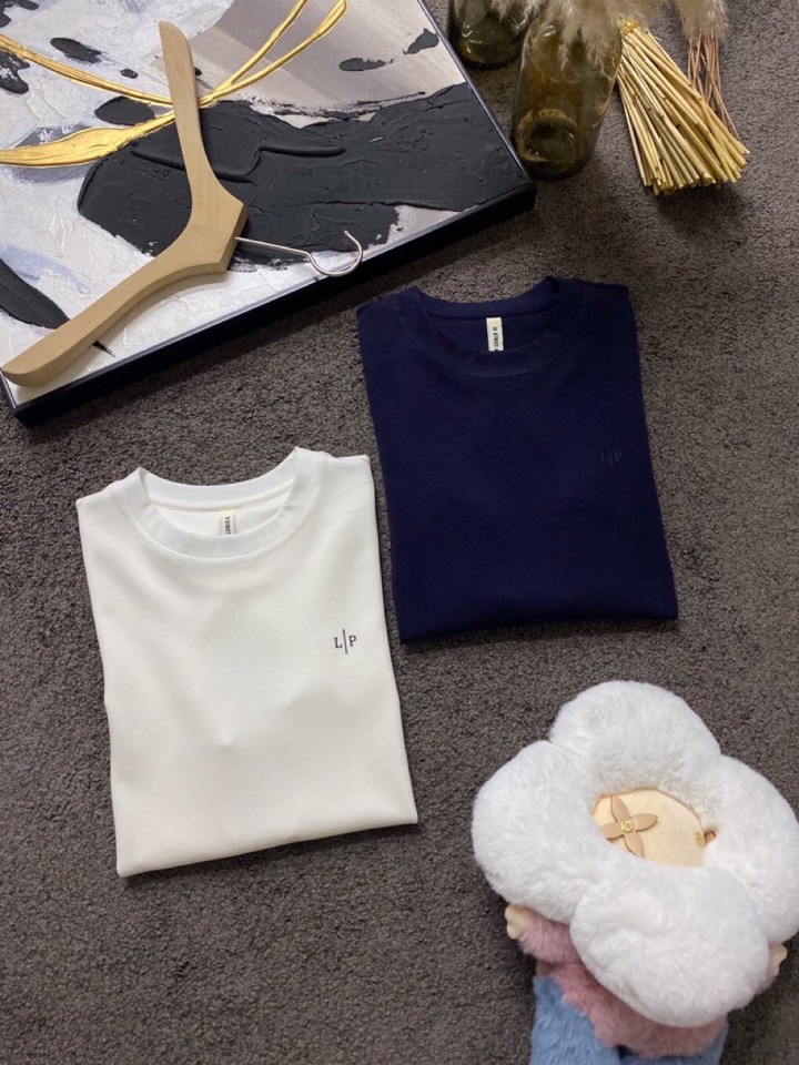 Loro Piana 诺悠翩雅L/SS最新款莱赛尔天丝短袖圆领T恤，这款短袖T恤以意大利古里亚海岸晨间的