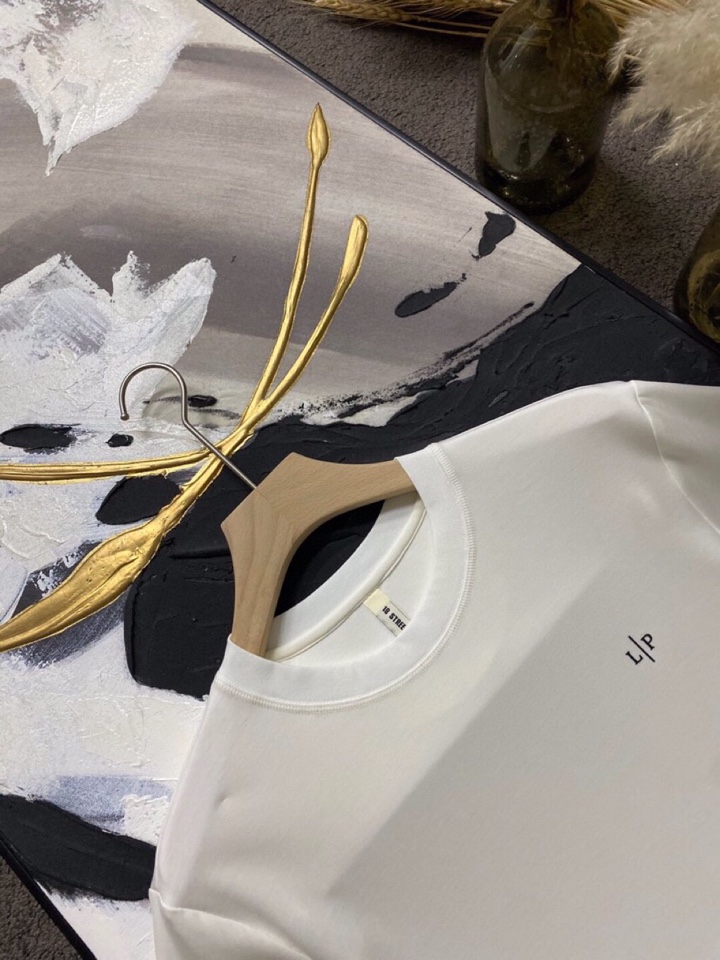 Loro Piana 诺悠翩雅L/SS最新款莱赛尔天丝短袖圆领T恤，这款短袖T恤以意大利古里亚海岸晨间的