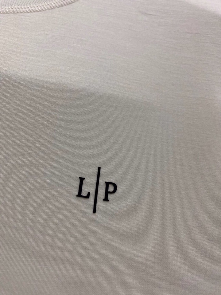 Loro Piana 诺悠翩雅L/SS最新款莱赛尔天丝短袖圆领T恤，这款短袖T恤以意大利古里亚海岸晨间的