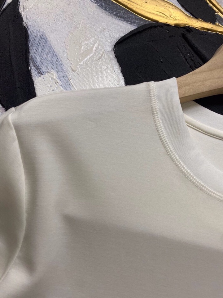 Loro Piana 诺悠翩雅L/SS最新款莱赛尔天丝短袖圆领T恤，这款短袖T恤以意大利古里亚海岸晨间的