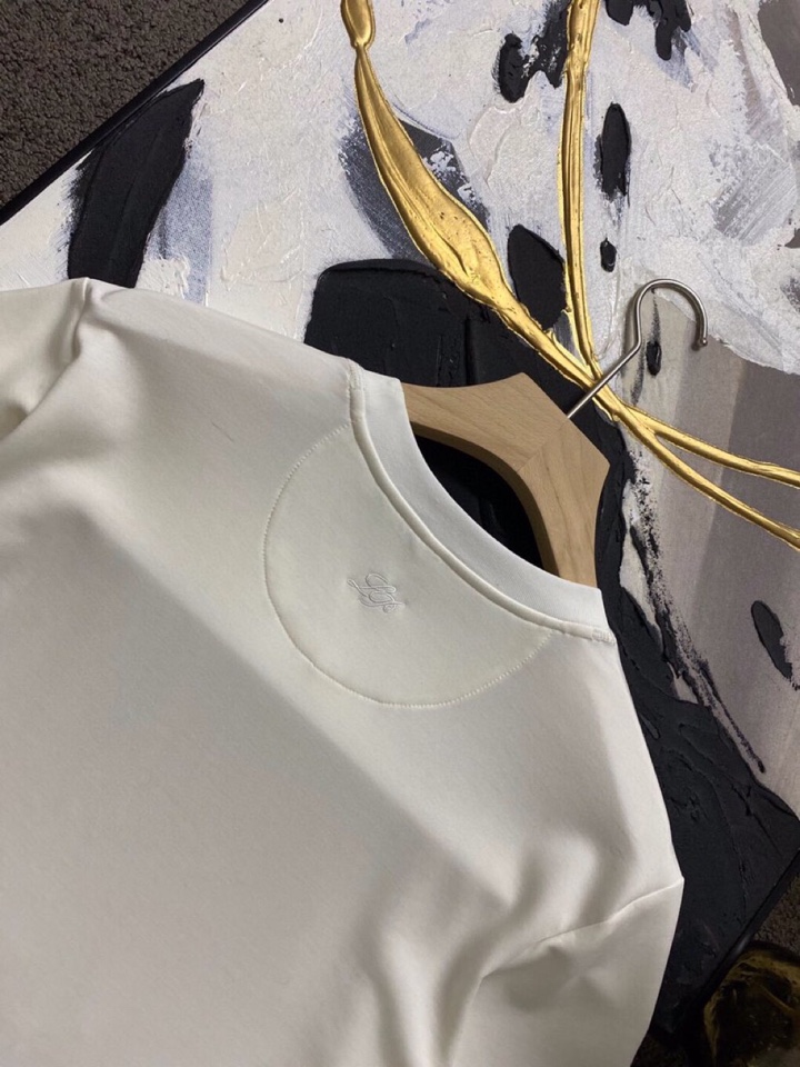 Loro Piana 诺悠翩雅L/SS最新款莱赛尔天丝短袖圆领T恤，这款短袖T恤以意大利古里亚海岸晨间的