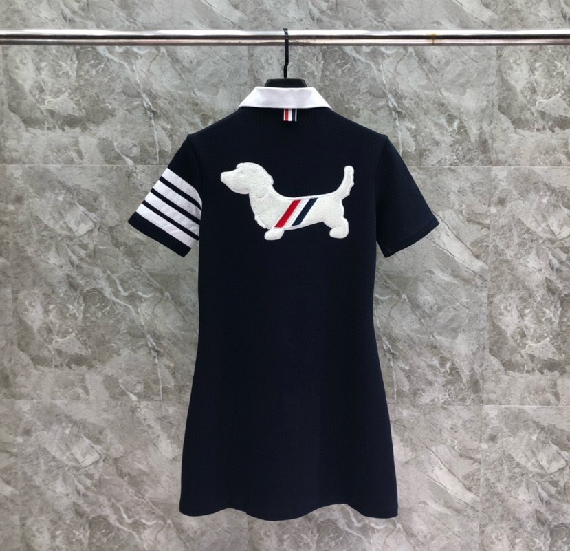 THOM BROWNE 汤姆布朗 TB🌺女款后背刺绣小狗POLO长裙 \n码数：0-2 颜色：灰色、藏青