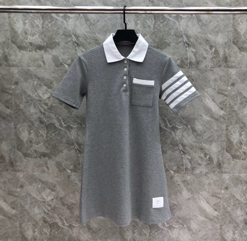 THOM BROWNE 汤姆布朗 TB🌺女款后背刺绣小狗POLO长裙 \n码数：0-2 颜色：灰色、藏青