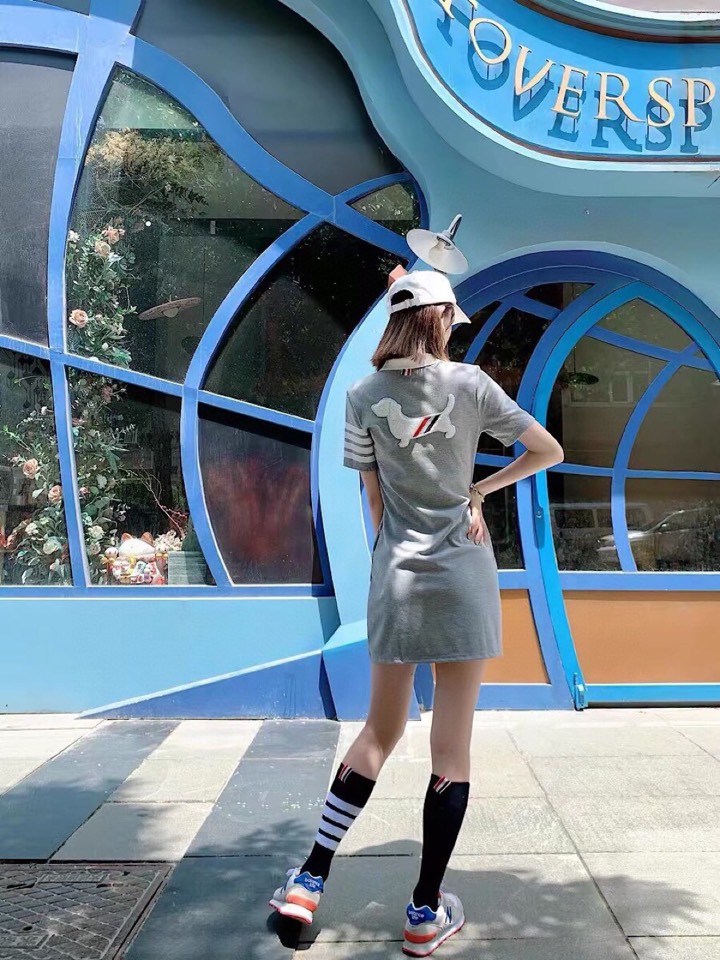 THOM BROWNE 汤姆布朗 TB🌺女款后背刺绣小狗POLO长裙 \n码数：0-2 颜色：灰色、藏青