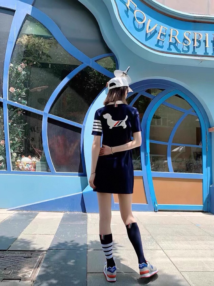 THOM BROWNE 汤姆布朗 TB🌺女款后背刺绣小狗POLO长裙 \n码数：0-2 颜色：灰色、藏青