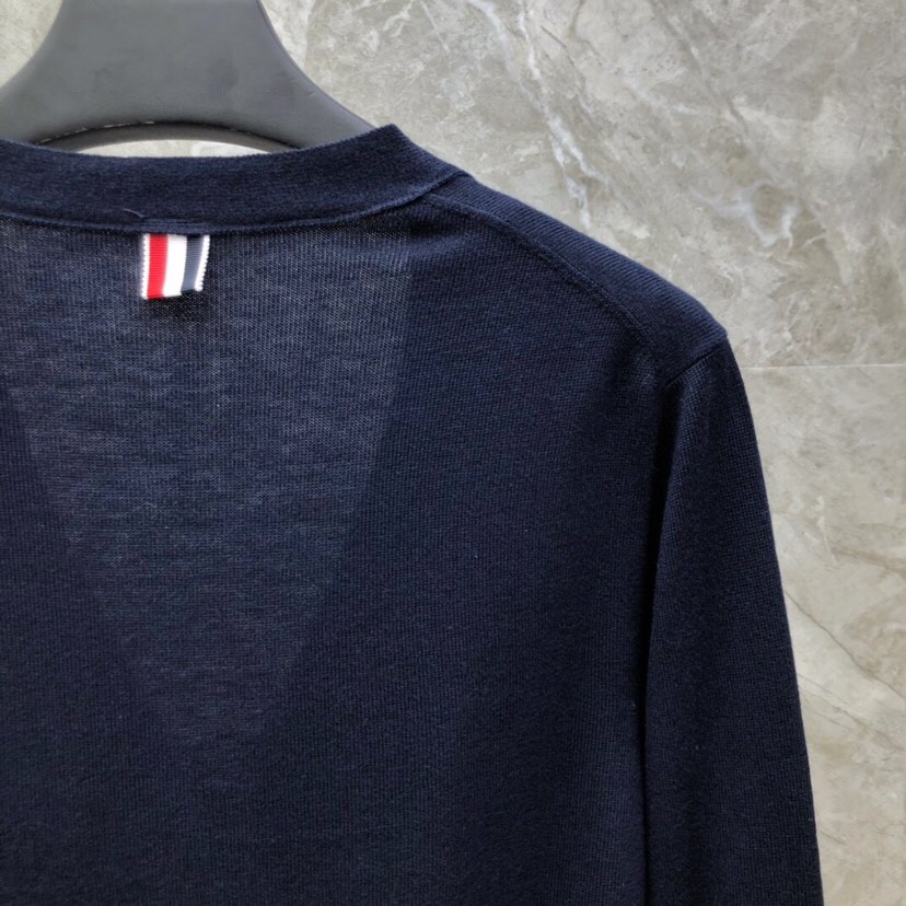 THOM BROWNE 汤姆布朗 TB袖口四杠开衫毛衣，男女同款情侣款\n码数：1-4 颜色：浅灰、深灰