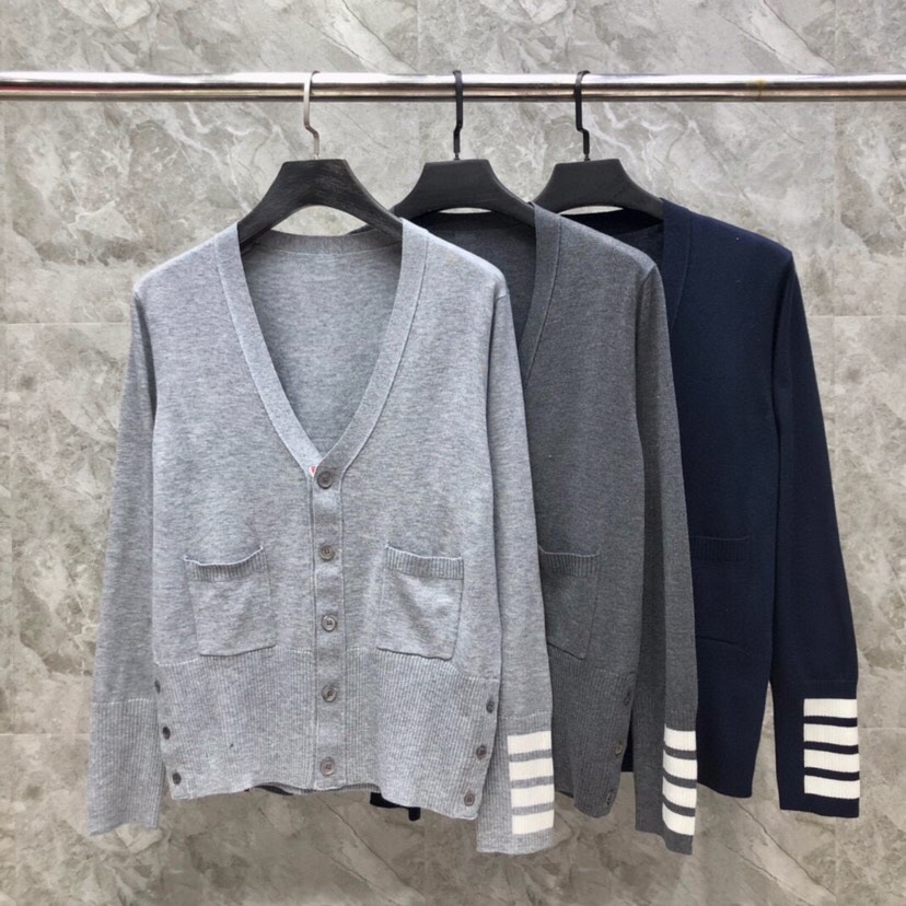THOM BROWNE 汤姆布朗 TB袖口四杠开衫毛衣，男女同款情侣款\n码数：1-4 颜色：浅灰、深灰