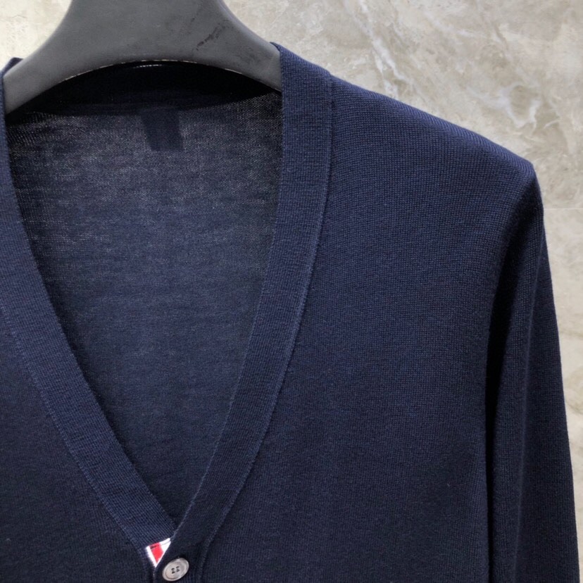 THOM BROWNE 汤姆布朗 TB袖口四杠开衫毛衣，男女同款情侣款\n码数：1-4 颜色：浅灰、深灰