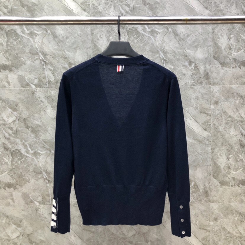 THOM BROWNE 汤姆布朗 TB袖口四杠开衫毛衣，男女同款情侣款\n码数：1-4 颜色：浅灰、深灰