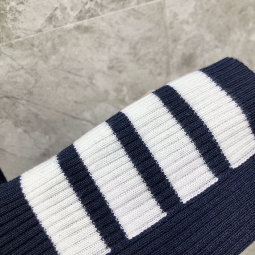 THOM BROWNE 汤姆布朗 TB袖口四杠开衫毛衣，男女同款情侣款\n码数：1-4 颜色：浅灰、深灰