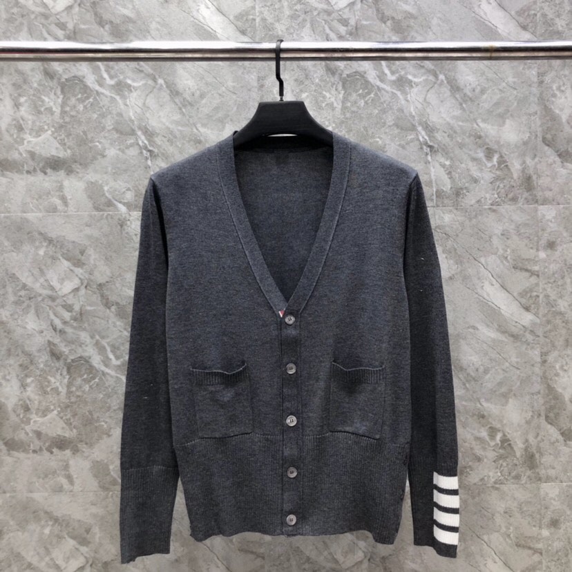 THOM BROWNE 汤姆布朗 TB袖口四杠开衫毛衣，男女同款情侣款\n码数：1-4 颜色：浅灰、深灰