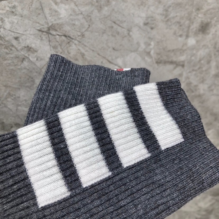 THOM BROWNE 汤姆布朗 TB袖口四杠开衫毛衣，男女同款情侣款\n码数：1-4 颜色：浅灰、深灰
