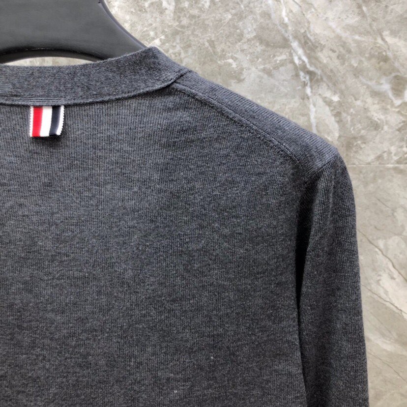 THOM BROWNE 汤姆布朗 TB袖口四杠开衫毛衣，男女同款情侣款\n码数：1-4 颜色：浅灰、深灰