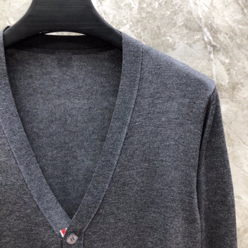 THOM BROWNE 汤姆布朗 TB袖口四杠开衫毛衣，男女同款情侣款\n码数：1-4 颜色：浅灰、深灰