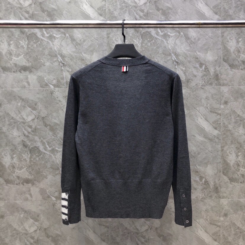 THOM BROWNE 汤姆布朗 TB袖口四杠开衫毛衣，男女同款情侣款\n码数：1-4 颜色：浅灰、深灰