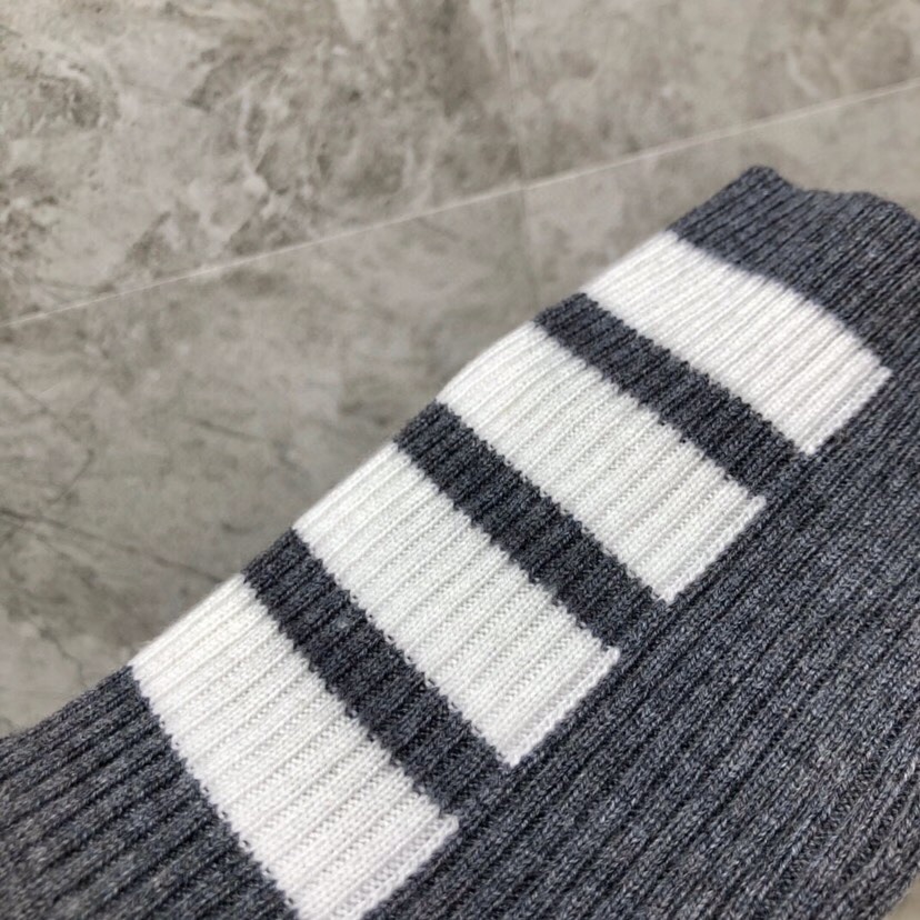 THOM BROWNE 汤姆布朗 TB袖口四杠开衫毛衣，男女同款情侣款\n码数：1-4 颜色：浅灰、深灰