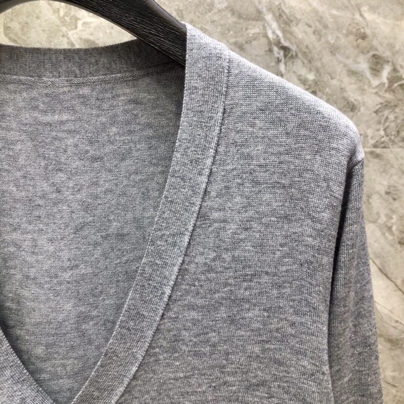 THOM BROWNE 汤姆布朗 TB袖口四杠开衫毛衣，男女同款情侣款\n码数：1-4 颜色：浅灰、深灰