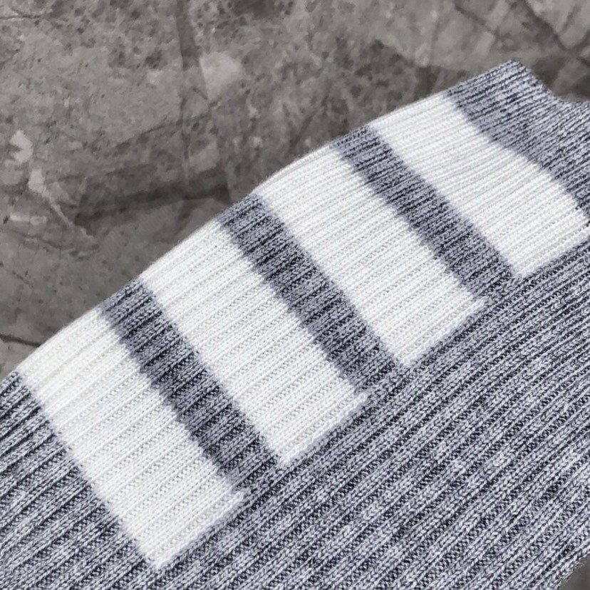 THOM BROWNE 汤姆布朗 TB袖口四杠开衫毛衣，男女同款情侣款\n码数：1-4 颜色：浅灰、深灰