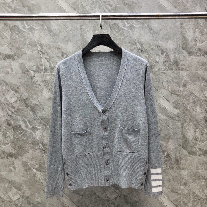 THOM BROWNE 汤姆布朗 TB袖口四杠开衫毛衣，男女同款情侣款\n码数：1-4 颜色：浅灰、深灰