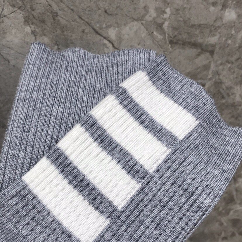 THOM BROWNE 汤姆布朗 TB袖口四杠开衫毛衣，男女同款情侣款\n码数：1-4 颜色：浅灰、深灰