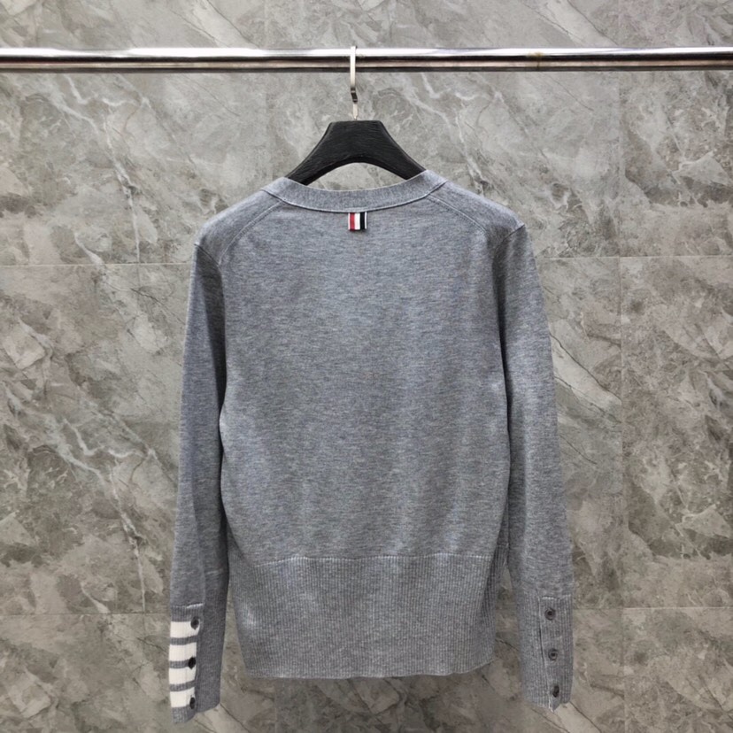 THOM BROWNE 汤姆布朗 TB袖口四杠开衫毛衣，男女同款情侣款\n码数：1-4 颜色：浅灰、深灰