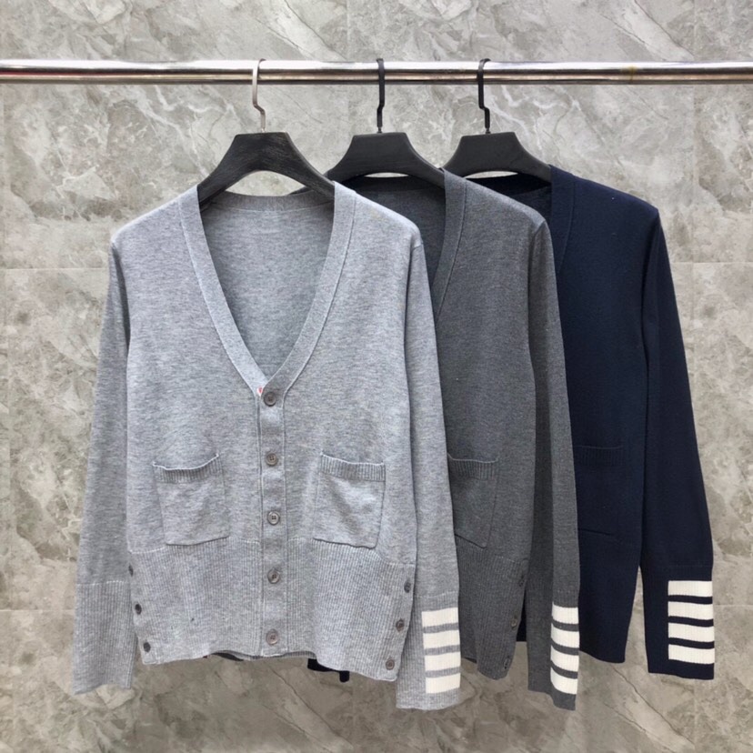 THOM BROWNE 汤姆布朗 TB袖口四杠开衫毛衣，男女同款情侣款\n码数：1-4 颜色：浅灰、深灰
