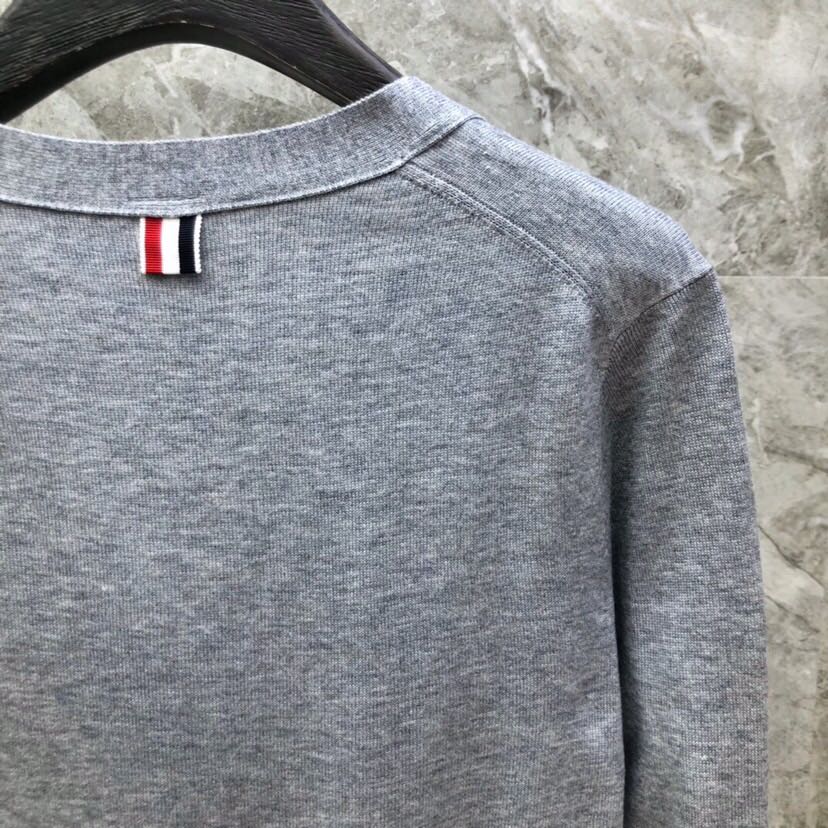 THOM BROWNE 汤姆布朗 TB袖口四杠开衫毛衣，男女同款情侣款\n码数：1-4 颜色：浅灰、深灰