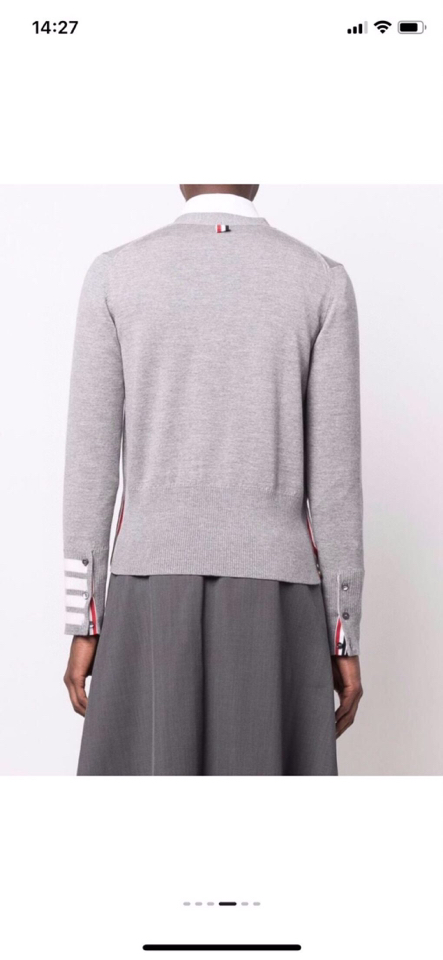 THOM BROWNE 汤姆布朗 TB袖口四杠开衫毛衣，男女同款情侣款\n码数：1-4 颜色：浅灰、深灰