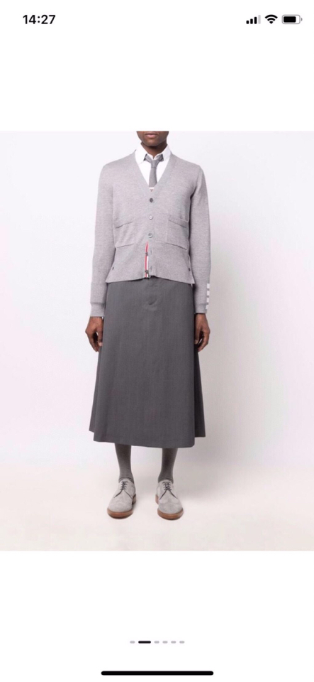 THOM BROWNE 汤姆布朗 TB袖口四杠开衫毛衣，男女同款情侣款\n码数：1-4 颜色：浅灰、深灰