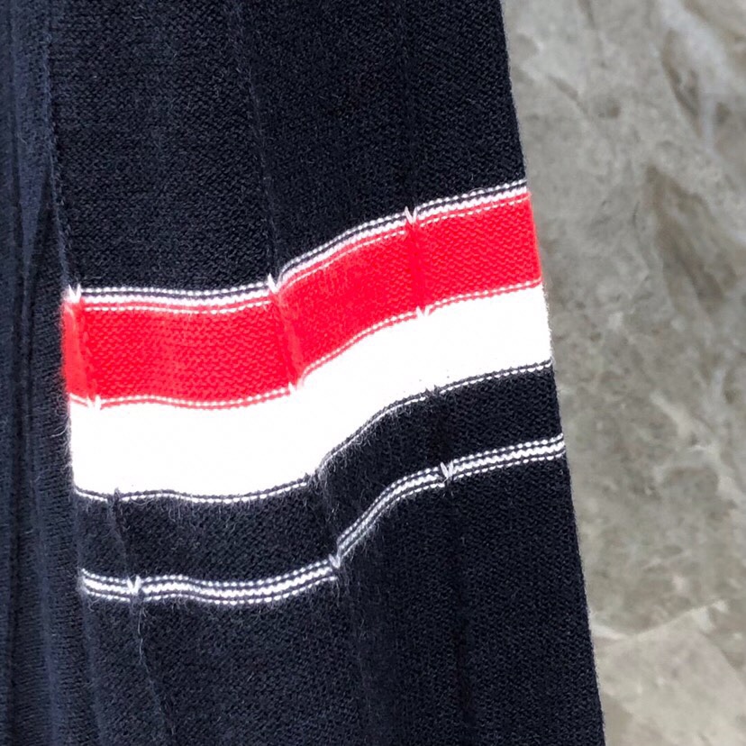 THOM BROWNE 汤姆布朗 TB反底坑条双袖红白蓝羊毛开衫，男女同款情侣款 \n码数：1-4 颜色