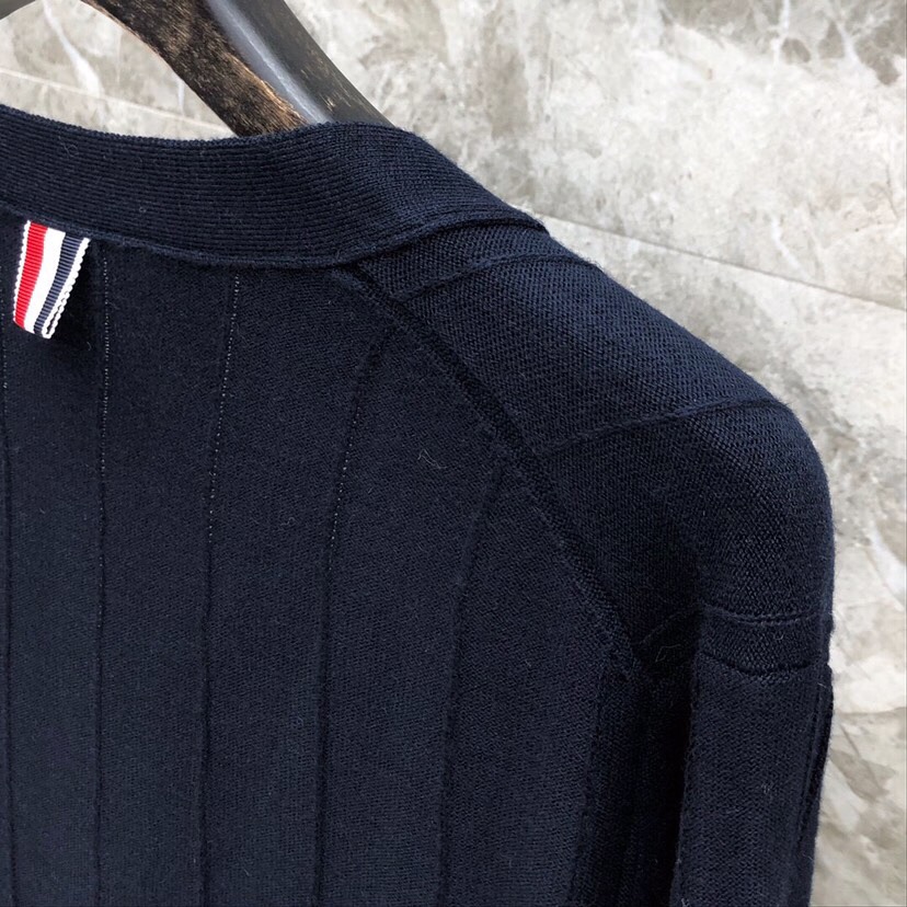THOM BROWNE 汤姆布朗 TB反底坑条双袖红白蓝羊毛开衫，男女同款情侣款 \n码数：1-4 颜色