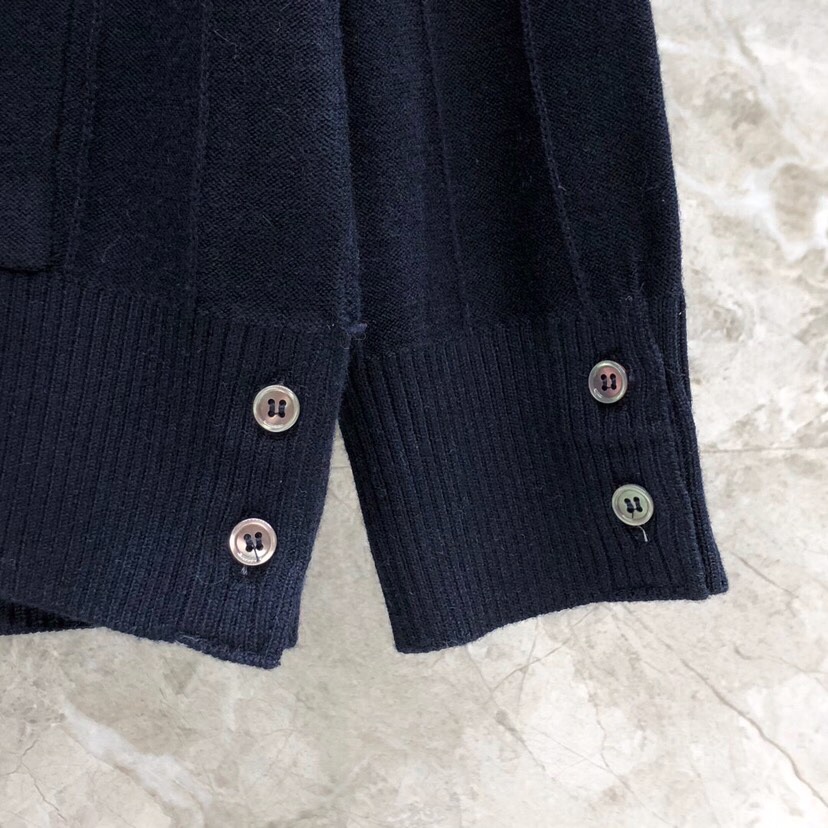 THOM BROWNE 汤姆布朗 TB反底坑条双袖红白蓝羊毛开衫，男女同款情侣款 \n码数：1-4 颜色
