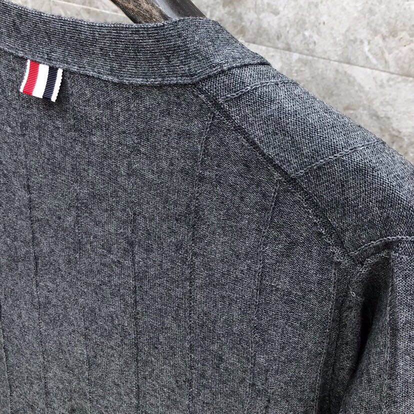 THOM BROWNE 汤姆布朗 TB反底坑条双袖红白蓝羊毛开衫，男女同款情侣款 \n码数：1-4 颜色