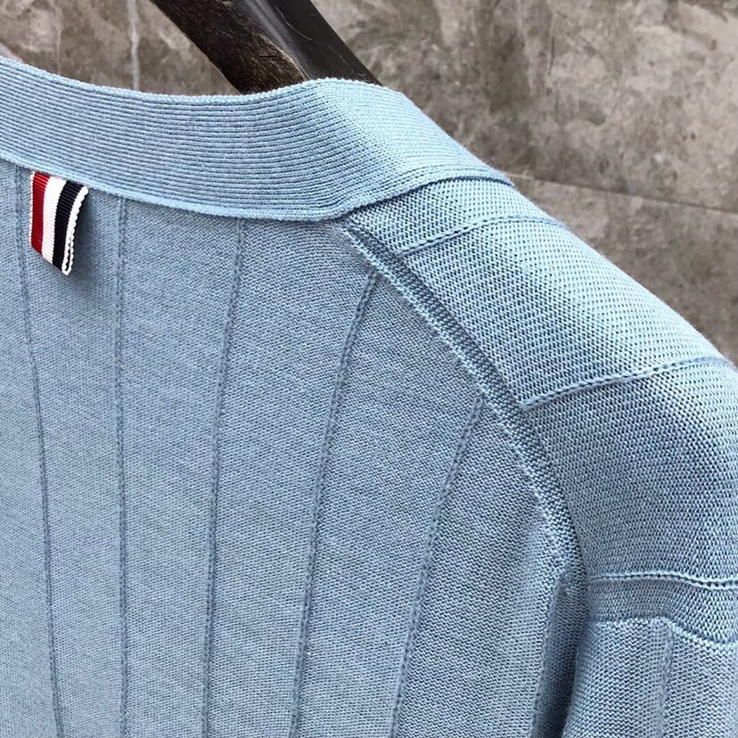 THOM BROWNE 汤姆布朗 TB反底坑条双袖红白蓝羊毛开衫，男女同款情侣款 \n码数：1-4 颜色