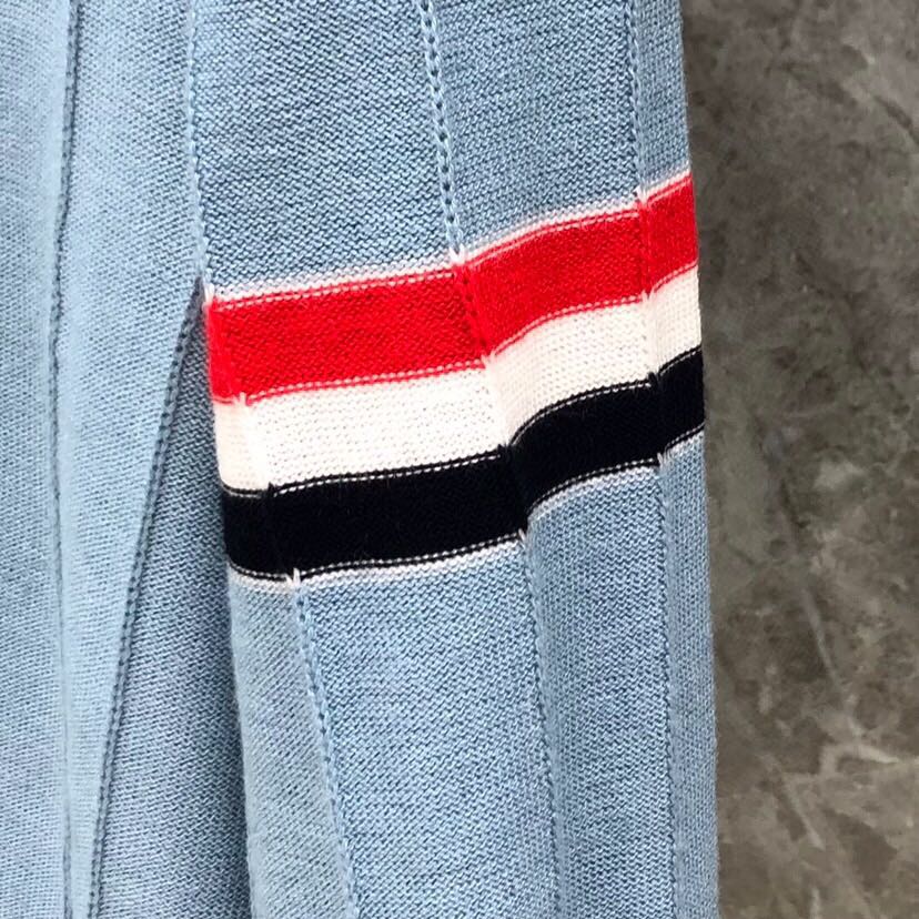 THOM BROWNE 汤姆布朗 TB反底坑条双袖红白蓝羊毛开衫，男女同款情侣款 \n码数：1-4 颜色
