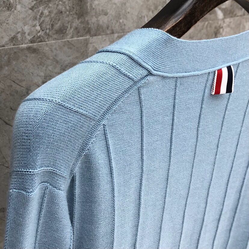 THOM BROWNE 汤姆布朗 TB反底坑条双袖红白蓝羊毛开衫，男女同款情侣款 \n码数：1-4 颜色