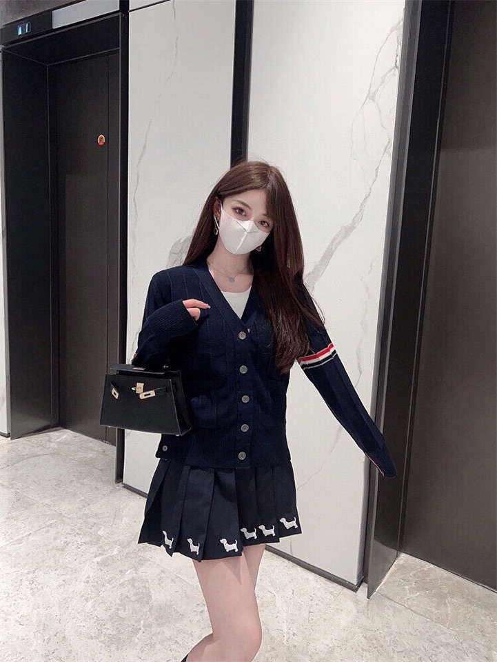 女生上身图 THOM BROWNE 汤姆布朗 TB反底坑条双袖红白蓝羊毛开衫，男女同款情侣款 \n码数：