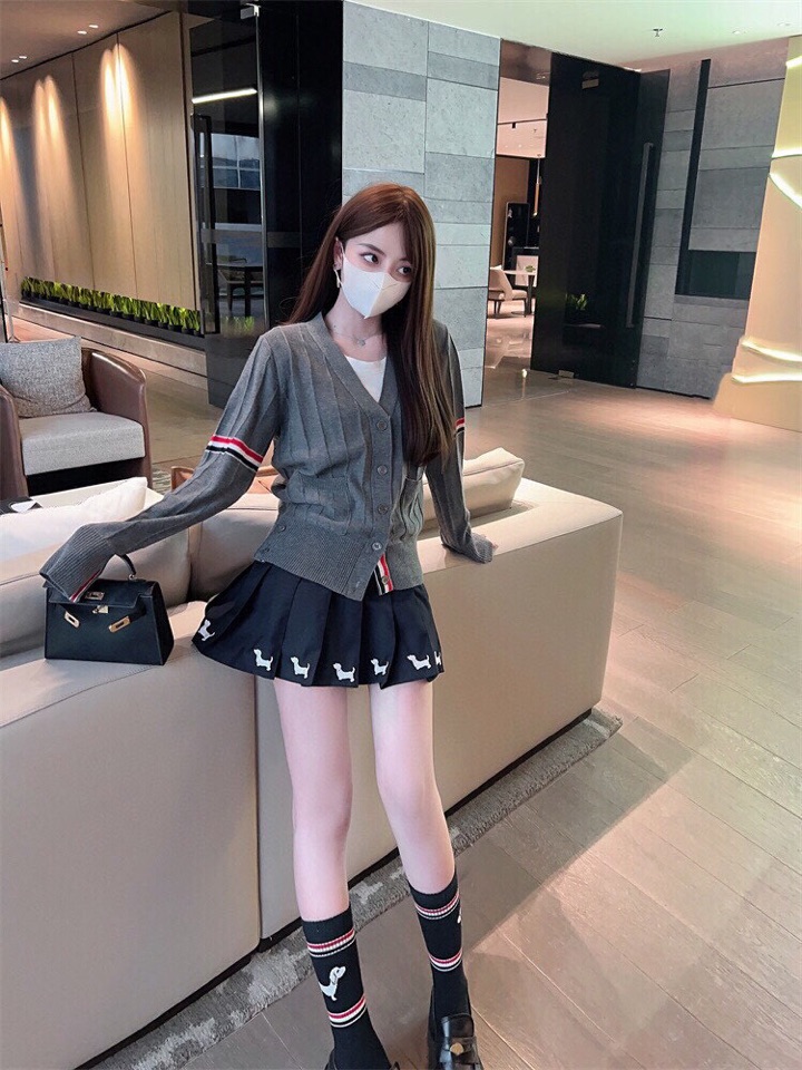 女生上身图 THOM BROWNE 汤姆布朗 TB反底坑条双袖红白蓝羊毛开衫，男女同款情侣款 \n码数：