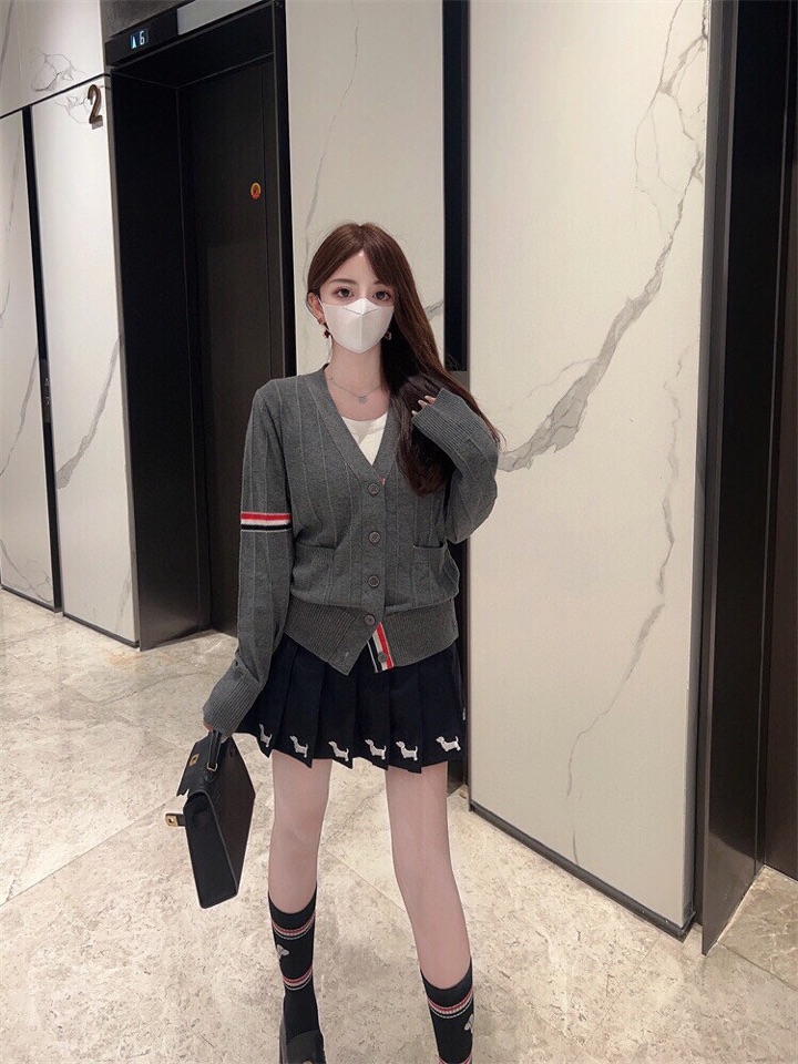 女生上身图 THOM BROWNE 汤姆布朗 TB反底坑条双袖红白蓝羊毛开衫，男女同款情侣款 \n码数：