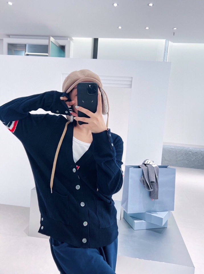 女生上身图 THOM BROWNE 汤姆布朗 TB反底坑条双袖红白蓝羊毛开衫，男女同款情侣款 \n码数：