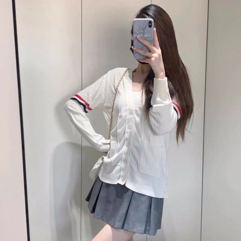 女生上身图 THOM BROWNE 汤姆布朗 TB反底坑条双袖红白蓝羊毛开衫，男女同款情侣款 \n码数：