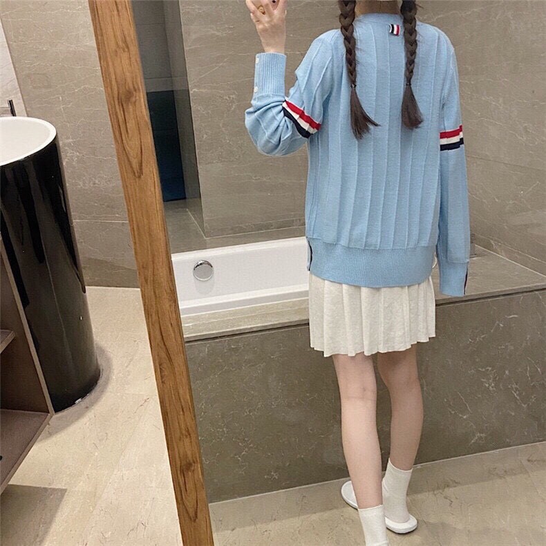 女生上身图 THOM BROWNE 汤姆布朗 TB反底坑条双袖红白蓝羊毛开衫，男女同款情侣款 \n码数：