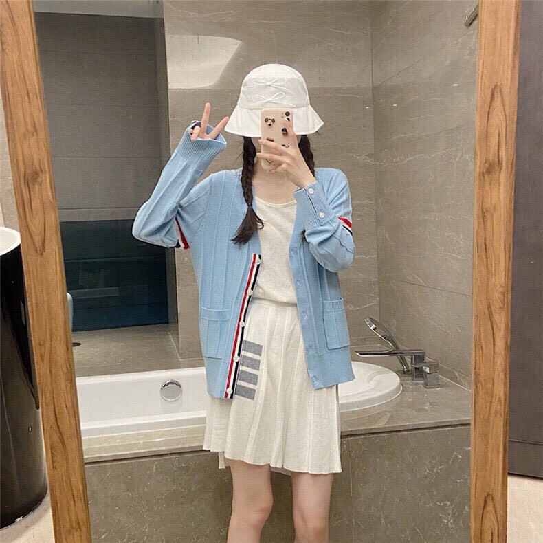 女生上身图 THOM BROWNE 汤姆布朗 TB反底坑条双袖红白蓝羊毛开衫，男女同款情侣款 \n码数：