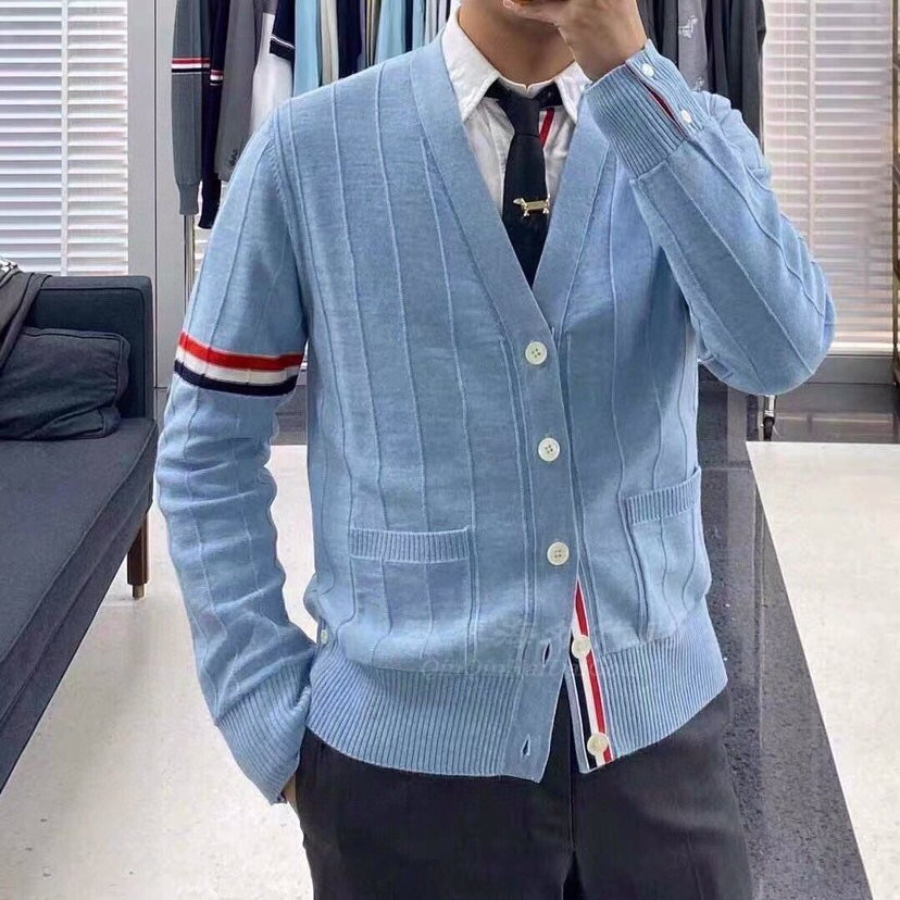 男生上身图 THOM BROWNE 汤姆布朗 TB反底坑条双袖红白蓝羊毛开衫，男女同款情侣款 \n码数：