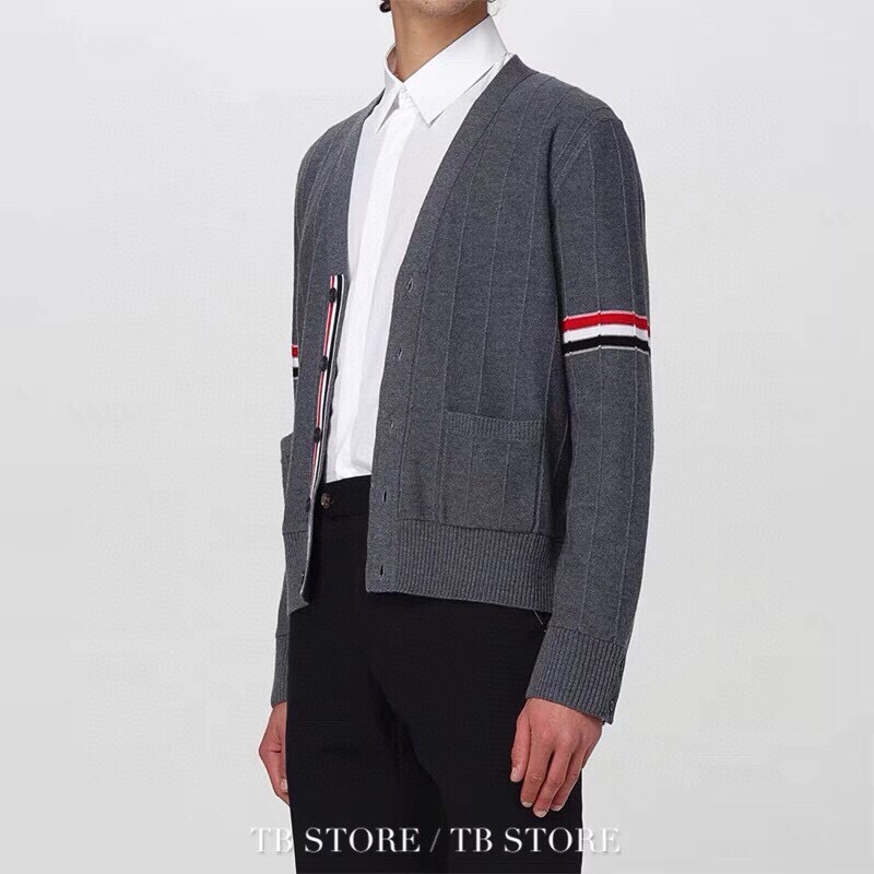 男生上身图 THOM BROWNE 汤姆布朗 TB反底坑条双袖红白蓝羊毛开衫，男女同款情侣款 \n码数：